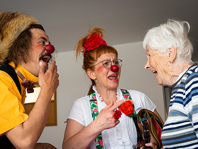 Zei KlinikClowns beim Besuch einer Seniorin