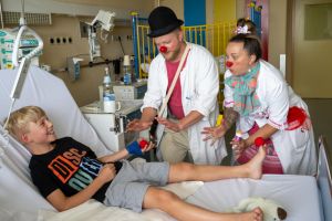 Junge mit KlinikClowns im Krankenhaus