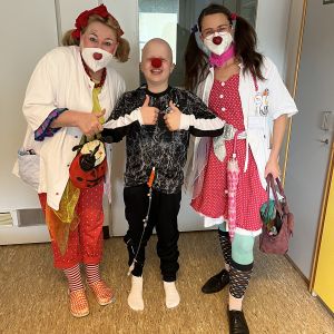 KlinikClowns mit Kind in der Kinderonkologie