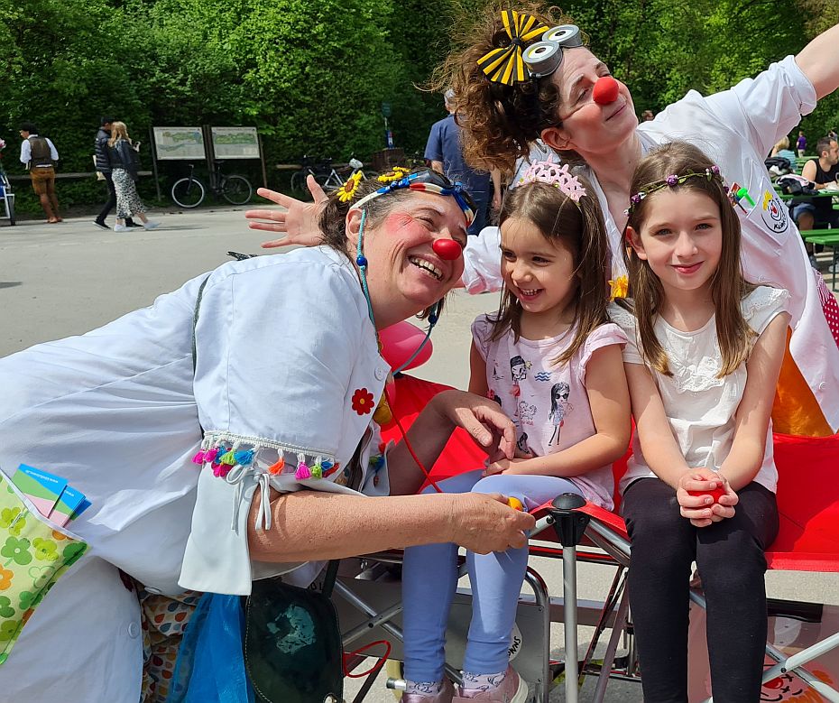 KlinikClowns beim Chinesischen Turm in München