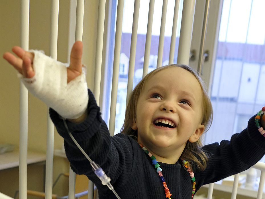 Kind lacht über die KlinikClowns