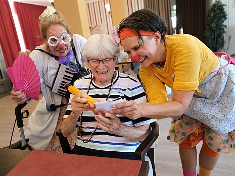 KlinikClowns mit Seniorin