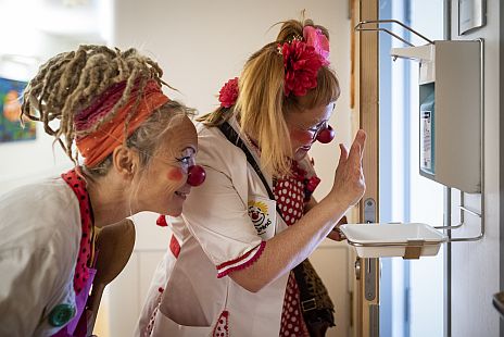 klinikclownin mit seniorin in muenchen