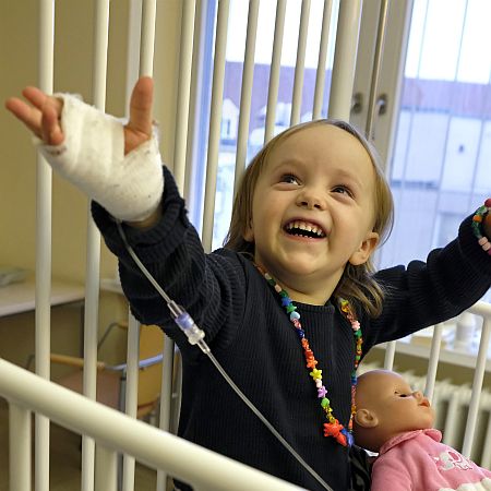 kind lacht ueber klinikclowns 450px